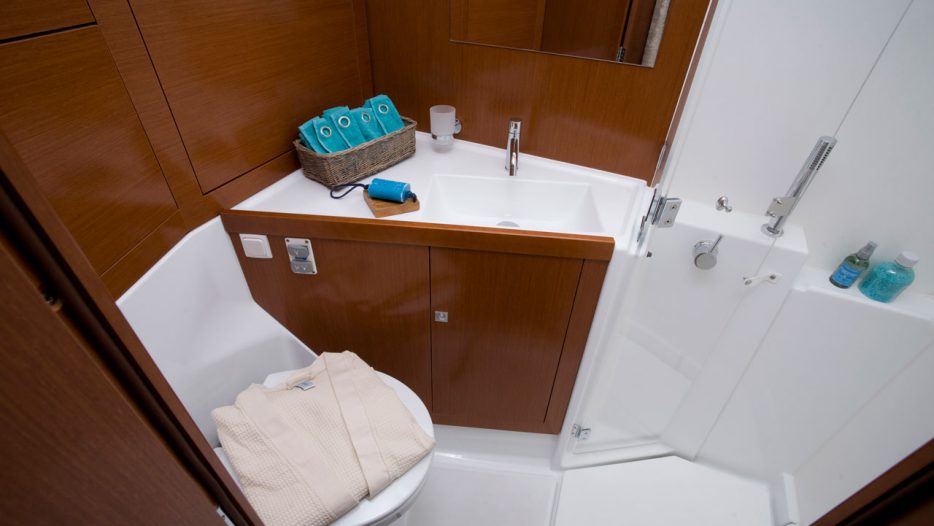 2017 Beneteau 45 bathroom