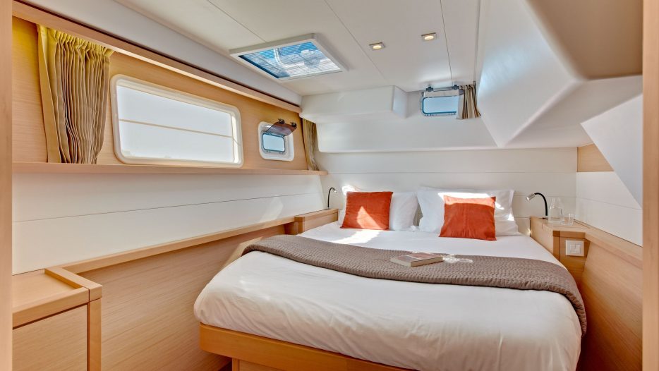 Lagoon 450 Fly bedroom with bed