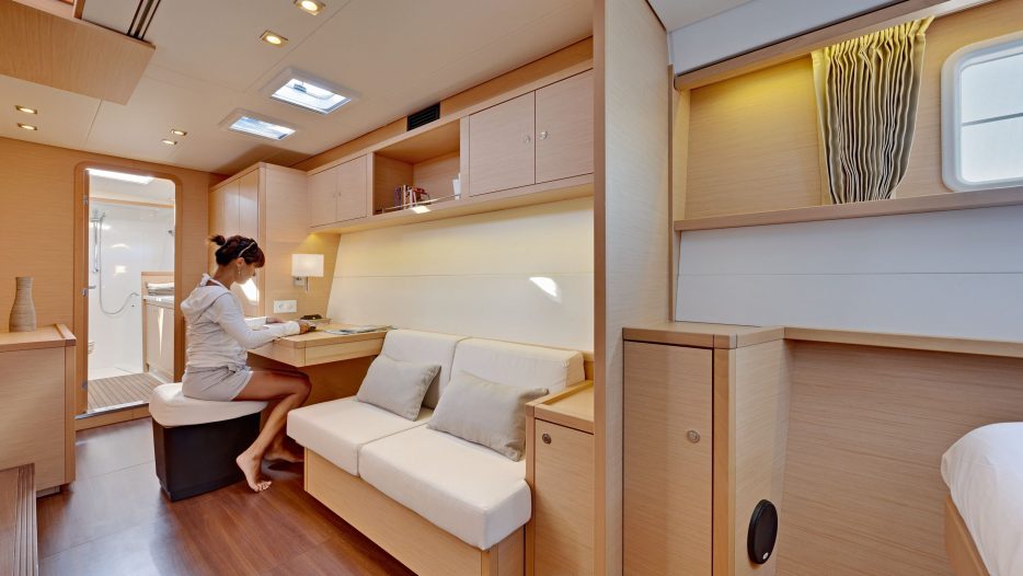Lagoon 450 Fly interior