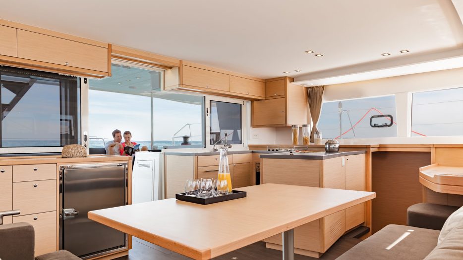 Lagoon 450 Fly interior dinning area