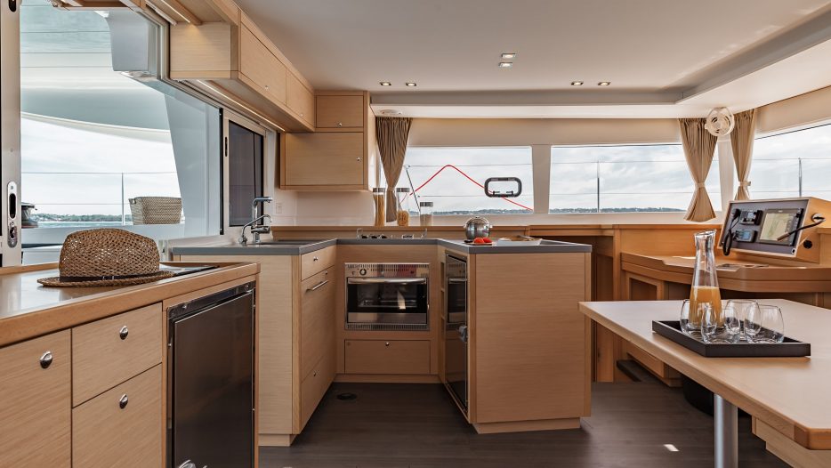 Lagoon 450 Fly kitchen