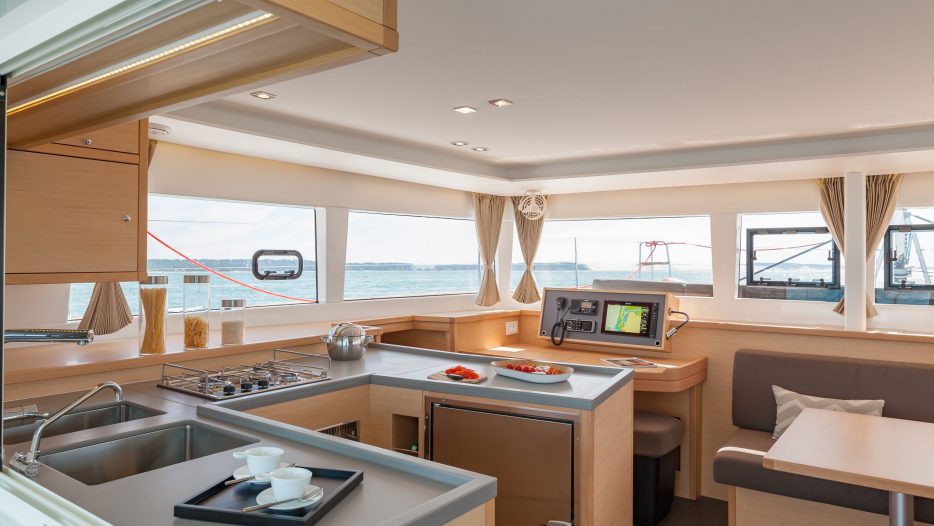 Lagoon 450 Fly kitchen