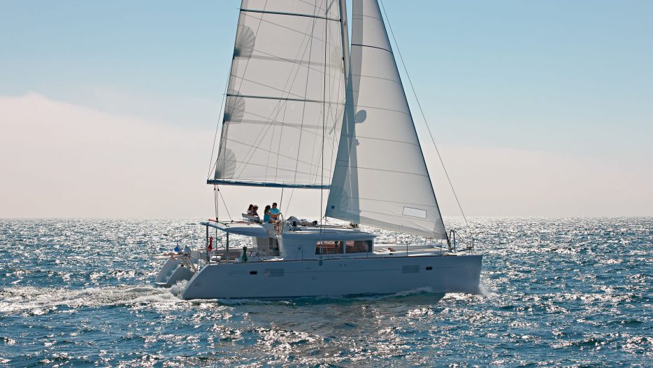 Lagoon 450 Fly side view