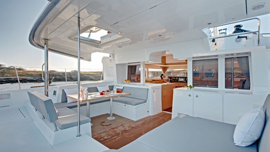 Lagoon 450 Fly back of boat lounge area