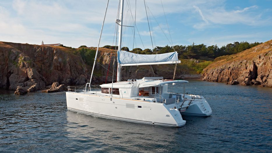 Lagoon 450 Fly side view