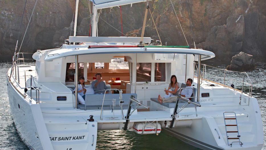 Lagoon 450 Fly back of boat