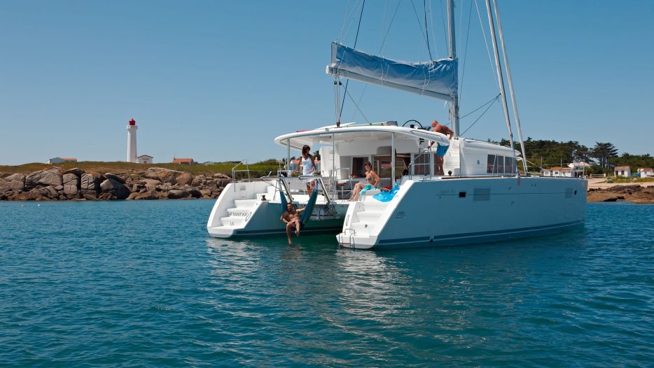 Lagoon 450 Fly back of boat
