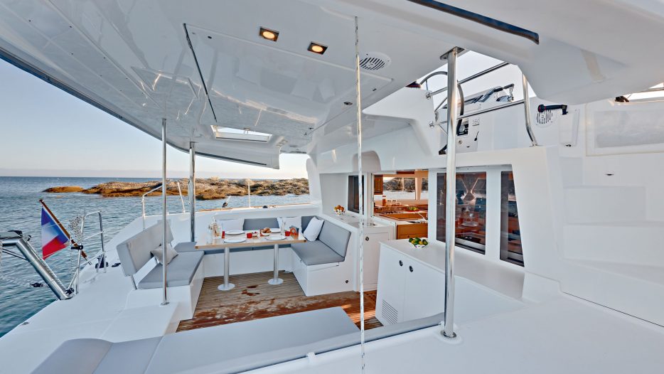 Lagoon 450 Fly back lounge area