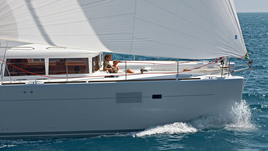 Lagoon 450 Fly side