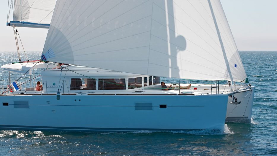 Lagoon 450 Fly side of boat