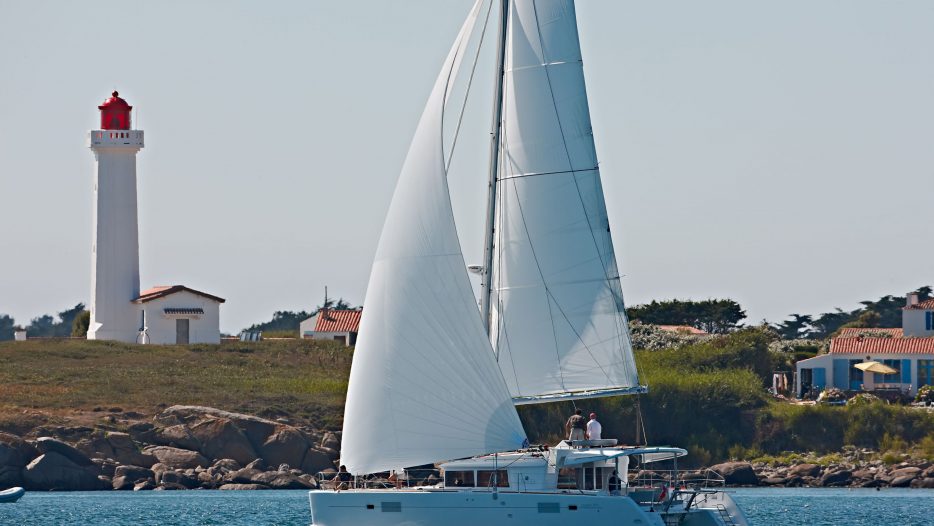 Lagoon 450 Fly sails up side view