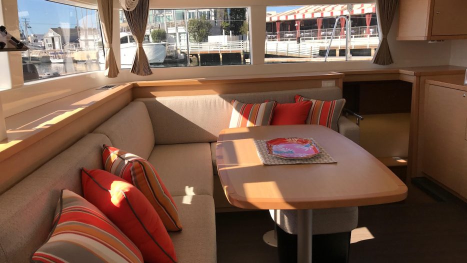 Lagoon 450 Fly dinning area