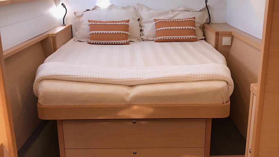 Lagoon 450 Fly bedroom with bed