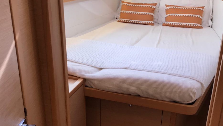 Lagoon 450 Fly bedroom with bed