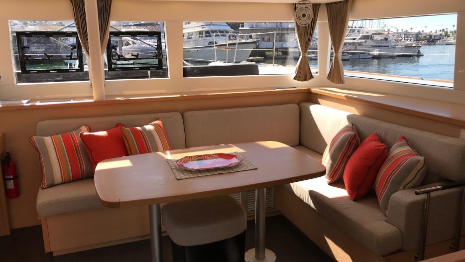 Lagoon 450 Fly interior dinning area