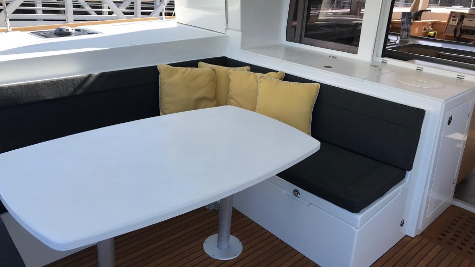 Lagoon 450 Fly backside dinning area