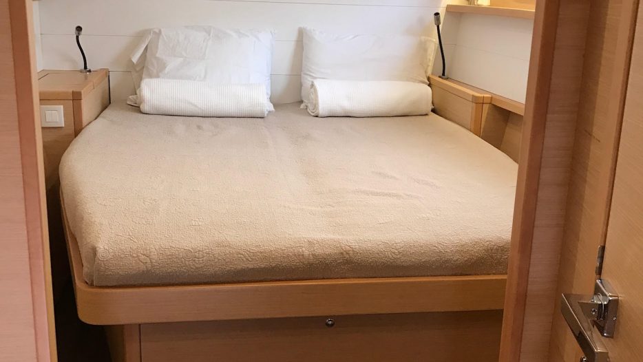 Lagoon 450 Fly bedroom with bed