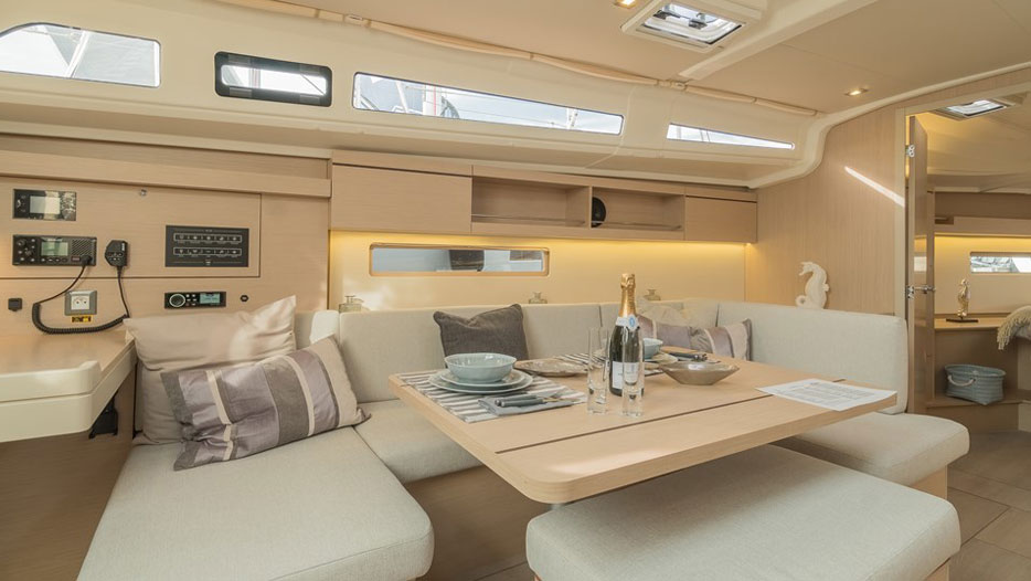 Beneteau 40.1 dinning area