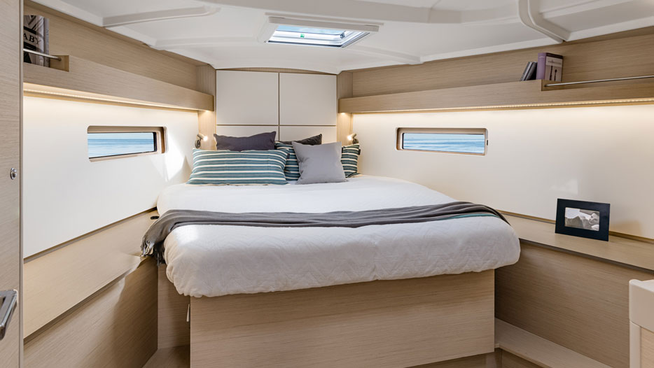 Beneteau 40.1 bedroom with bed