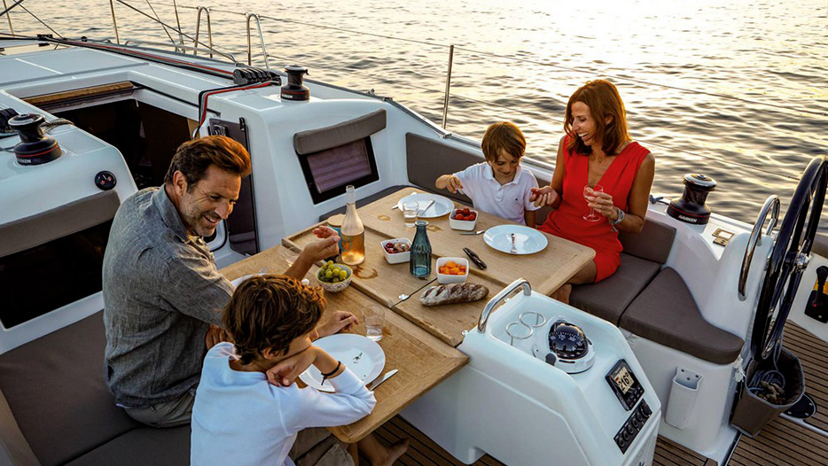 2024 Jeanneau Sun Odyssey 410 dinning area